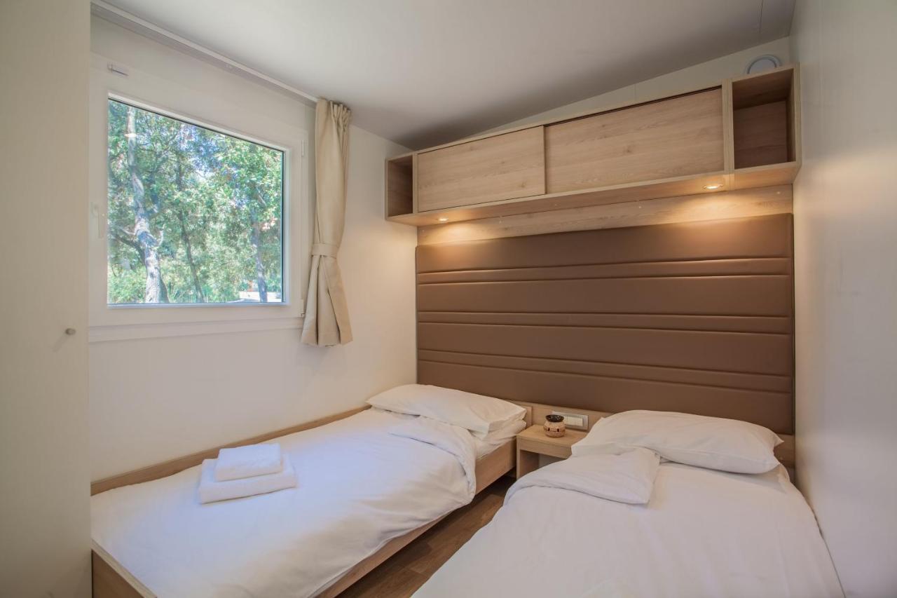 Mobile Homes Delta Marine At Campsite Lopari Nerezine Exterior photo