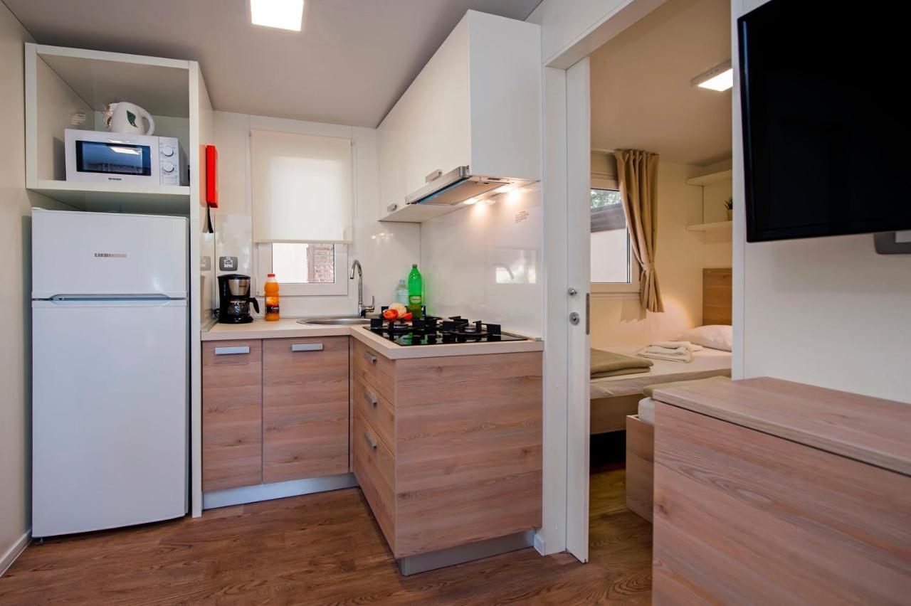 Mobile Homes Delta Marine At Campsite Lopari Nerezine Exterior photo